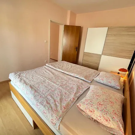 Apartments Medulin דירה *